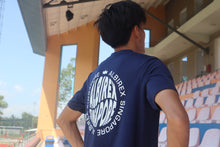 画像をギャラリービューアに読み込む, To the World! Iconic T-Shirt Grey